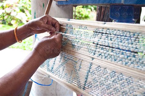  Unseen Threads: Exploring the Ancient Thai Folktale of The Unspooling Weaver and its Timeless Lessons!